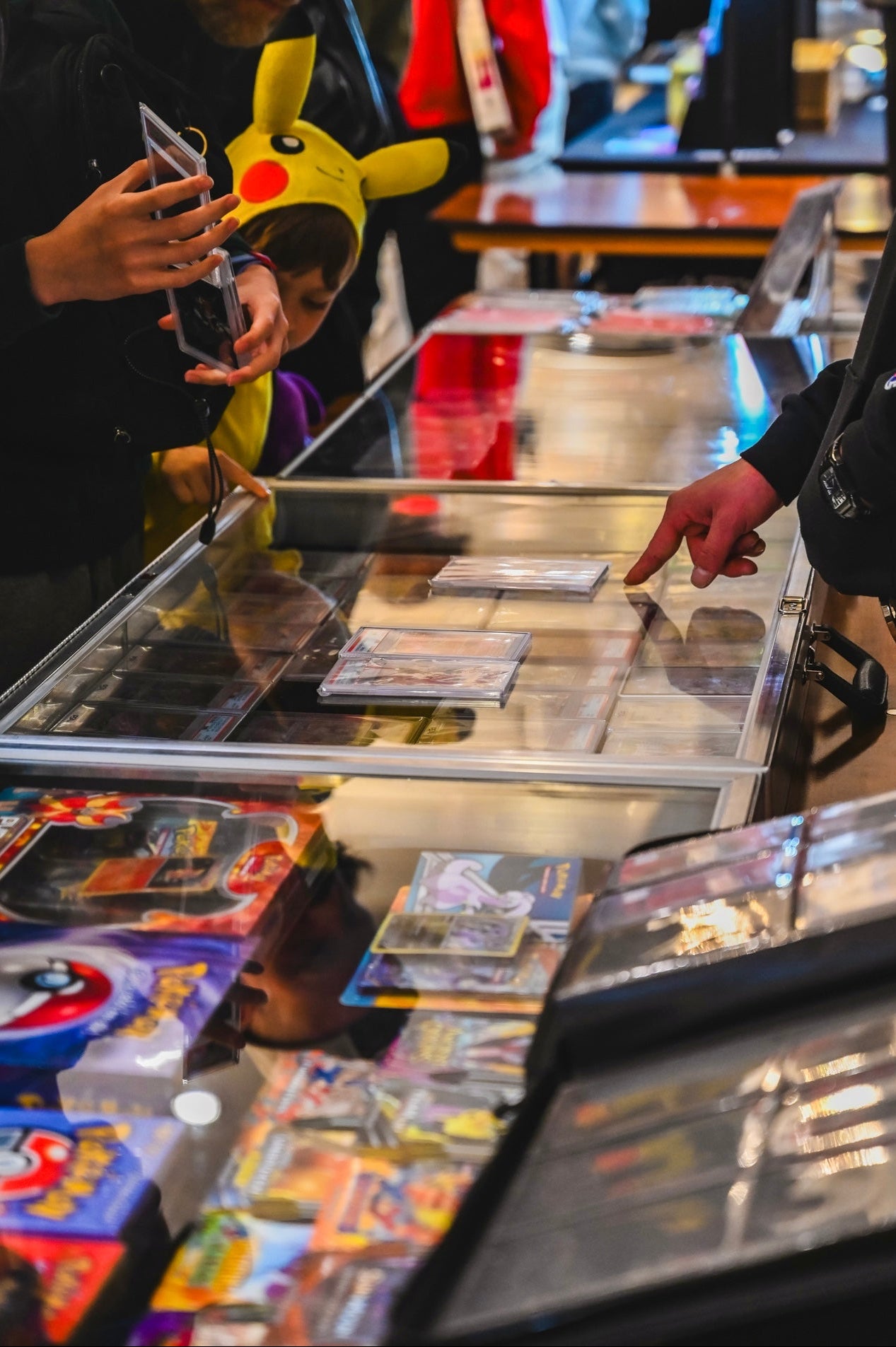 Collectionneurs découvrant des cartes Pokémon